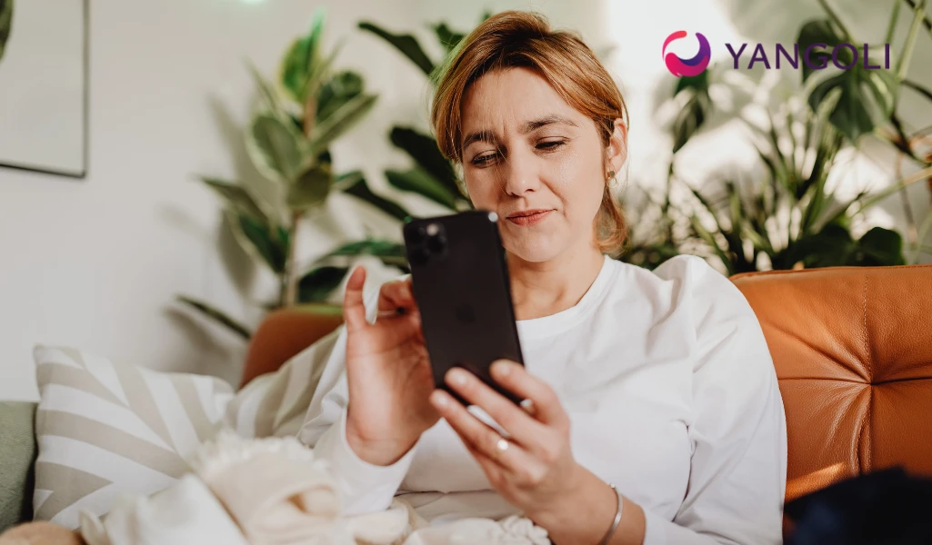 Жінка дивится у смартфон